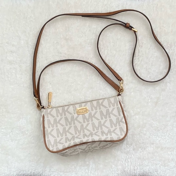 Michael Kors Handbags - 2246.Michael Kors Jet set crossbody bag